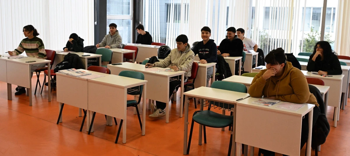 &Ouml;ğrenciler &ouml;d&uuml;ll&uuml; sınavda ter d&ouml;kt&uuml;