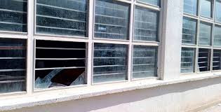 Okulun spor salonunun camlarını kıran 3 kişi yakalandı