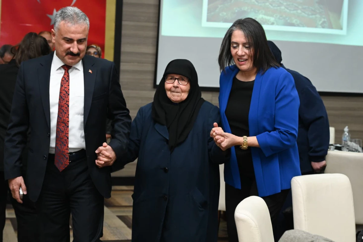 &ldquo;Şehitlerimiz g&ouml;n&uuml;llerimizde yaşıyor&rdquo;