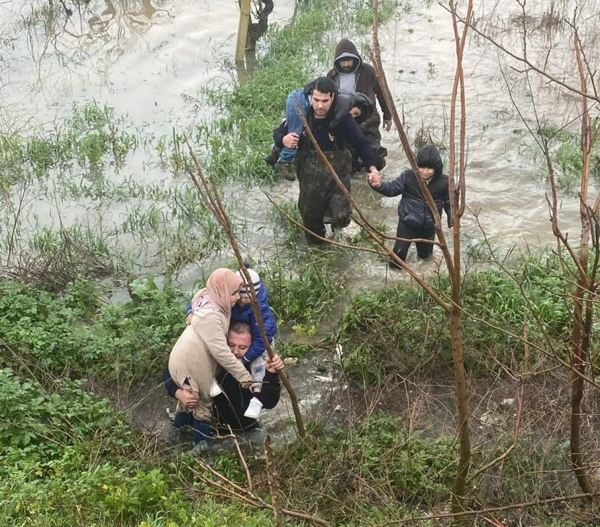 Selde mahsur kalanların imdadına itfaiye yetişti