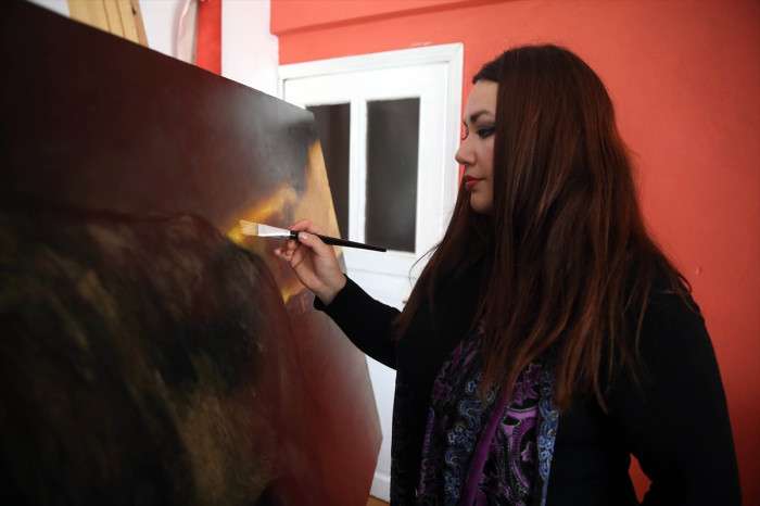 Şili'den gelin geldiği Kastamonu'da resim yapmayı sürdürüyor