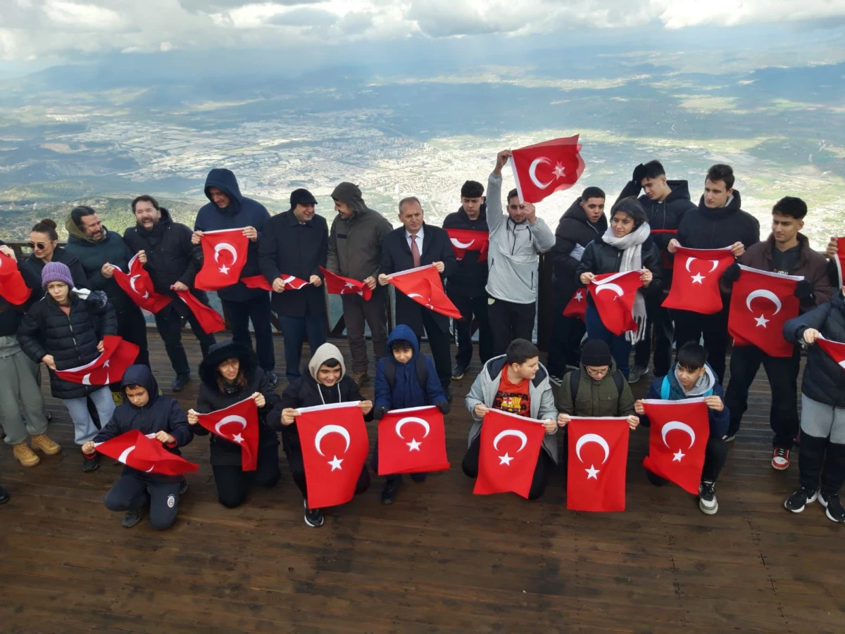 Spil Dağı Zirvesine &Ccedil;ıktılar, T&uuml;rk Bayrağı A&ccedil;tılar