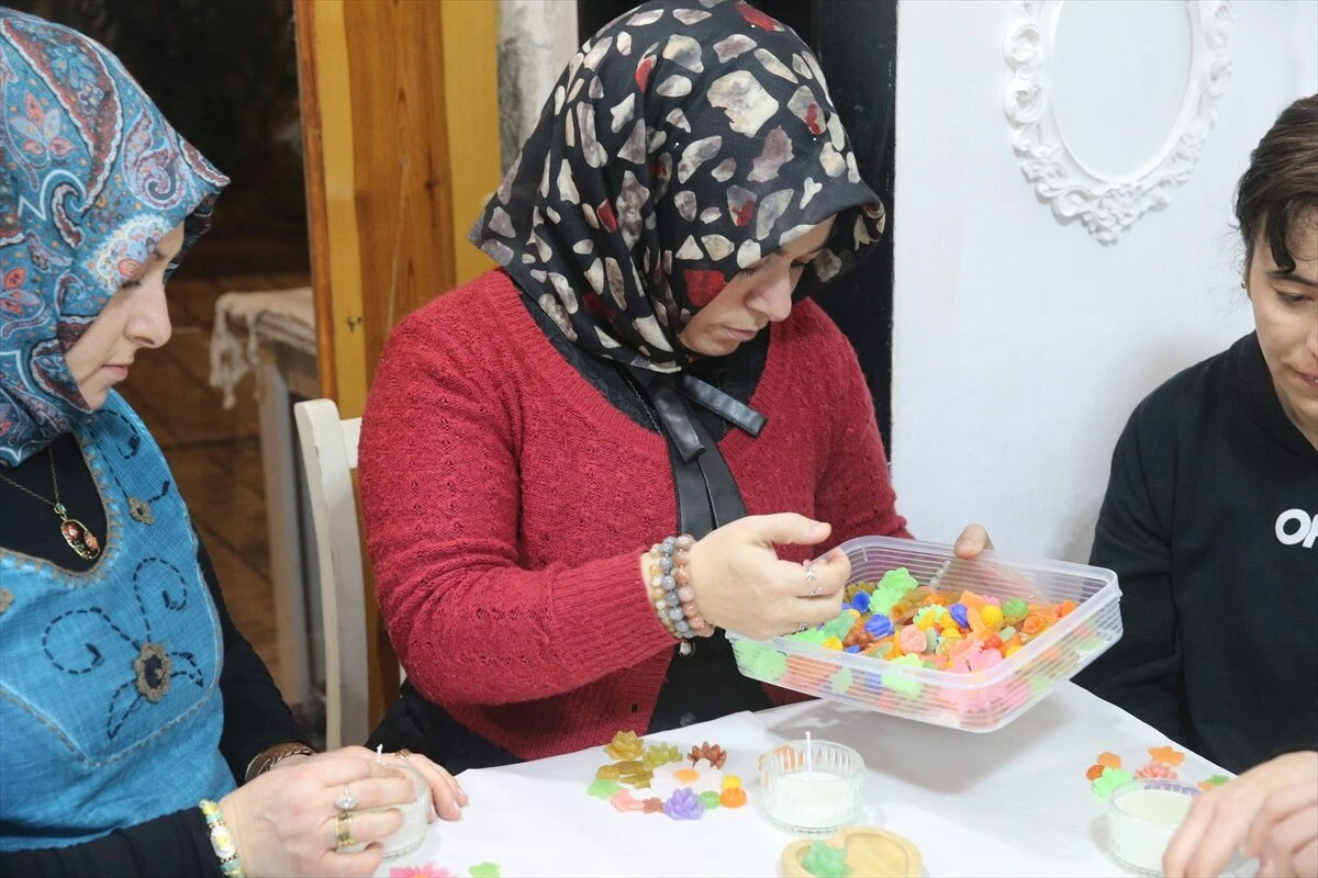 Tokat'ta kadınlar bir araya gelerek sabun, mum ve takı yapımını öğreniyor