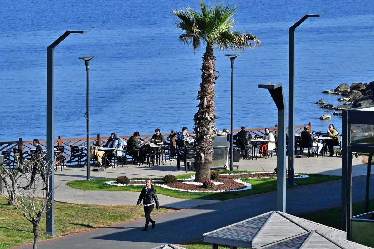 Trabzon'da güneşli havayı fırsat bilen vatandaşlar sahilde yürüyüş yaptı