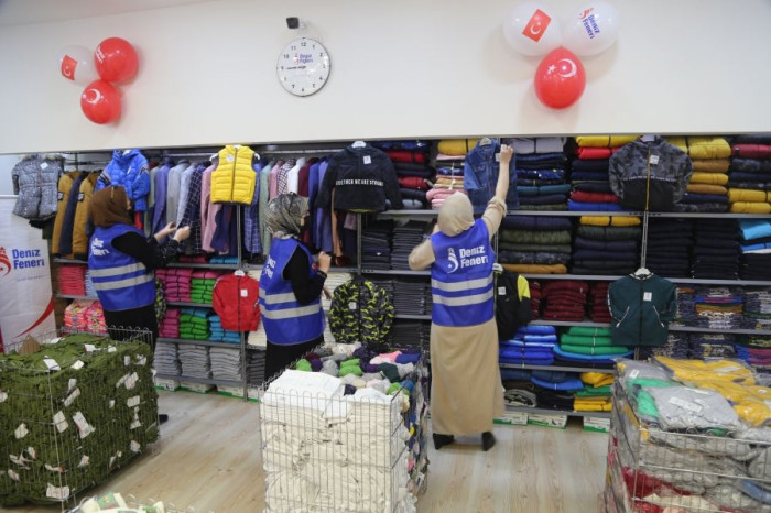 Trabzon'da ihtiyaç sahipleri için geçici giyim mağazası açıldı