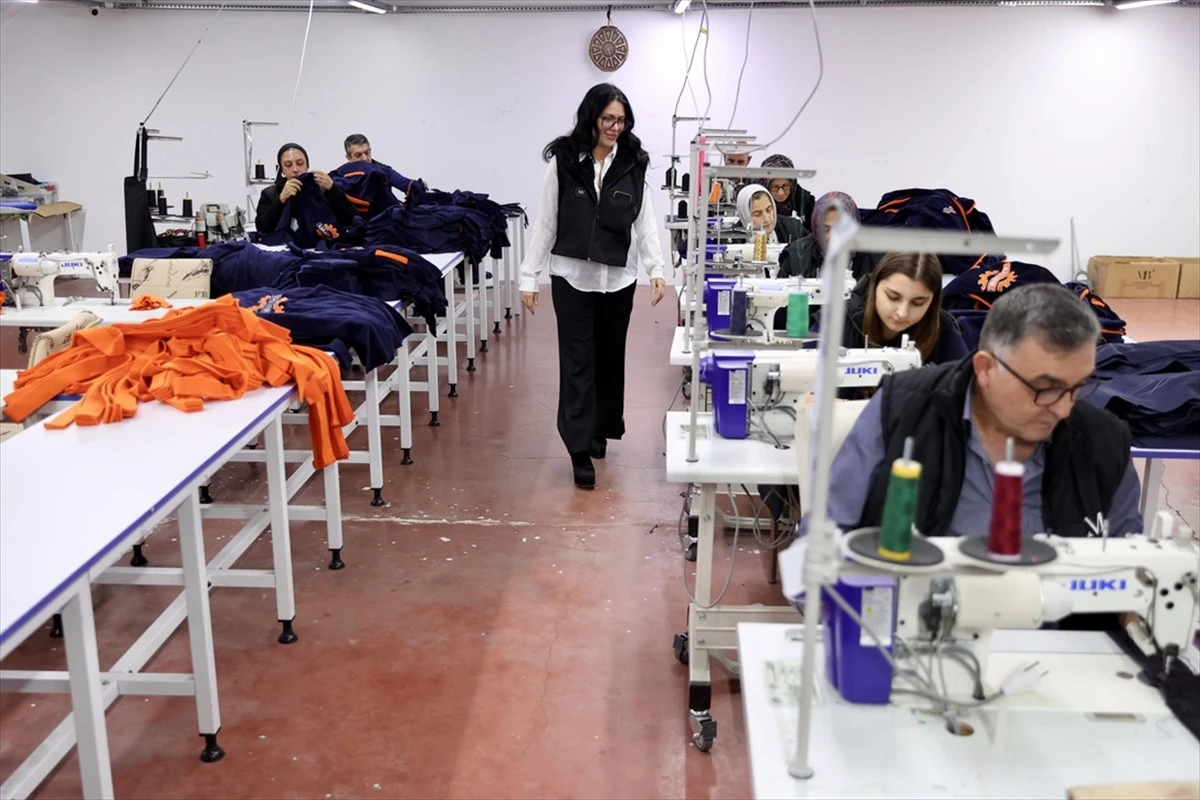 Üç dikiş makinesiyle başladığı tekstil sektöründe dünya pazarına açıldı
