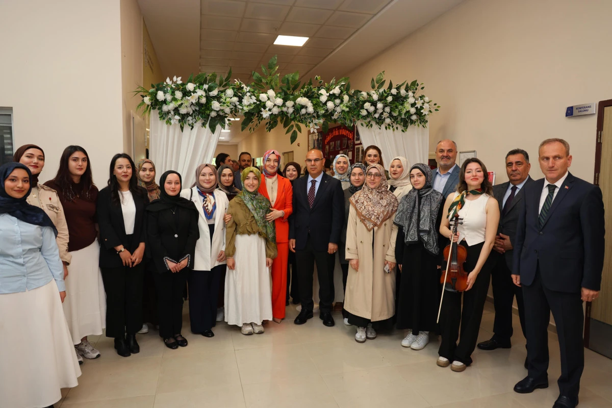 Vali Ko&ccedil;, Sanat Sokağı sergisine katıldı