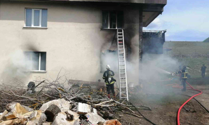 Yangında dumandan 2 kişi etkilendi!