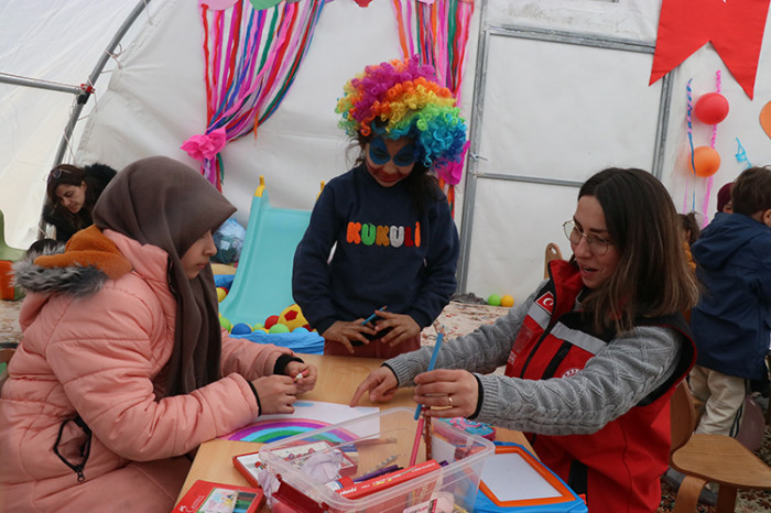 Depremzede çocuklar için oyun çadırları kuruldu